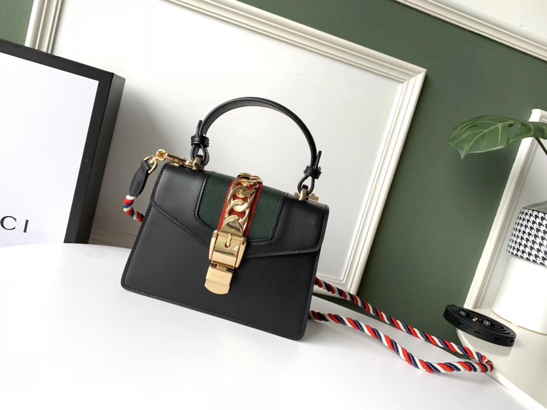 470270 D4ZAG 8605 GUCCI Sylvie 系列皮革迷你手袋 黑色