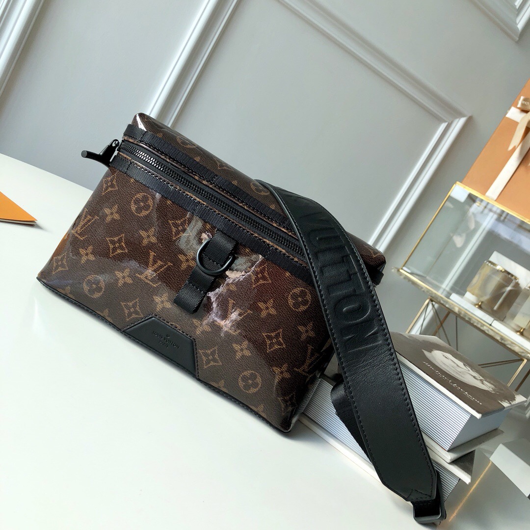 M43895 LV Messenger 小号邮差包 Monogram Titanium帆布男包 LV男包