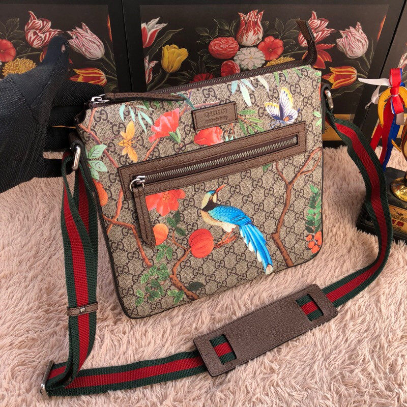 Gucci/古奇2018新款春夏男士贴花刺绣邮差包406408 K9RNT 8967