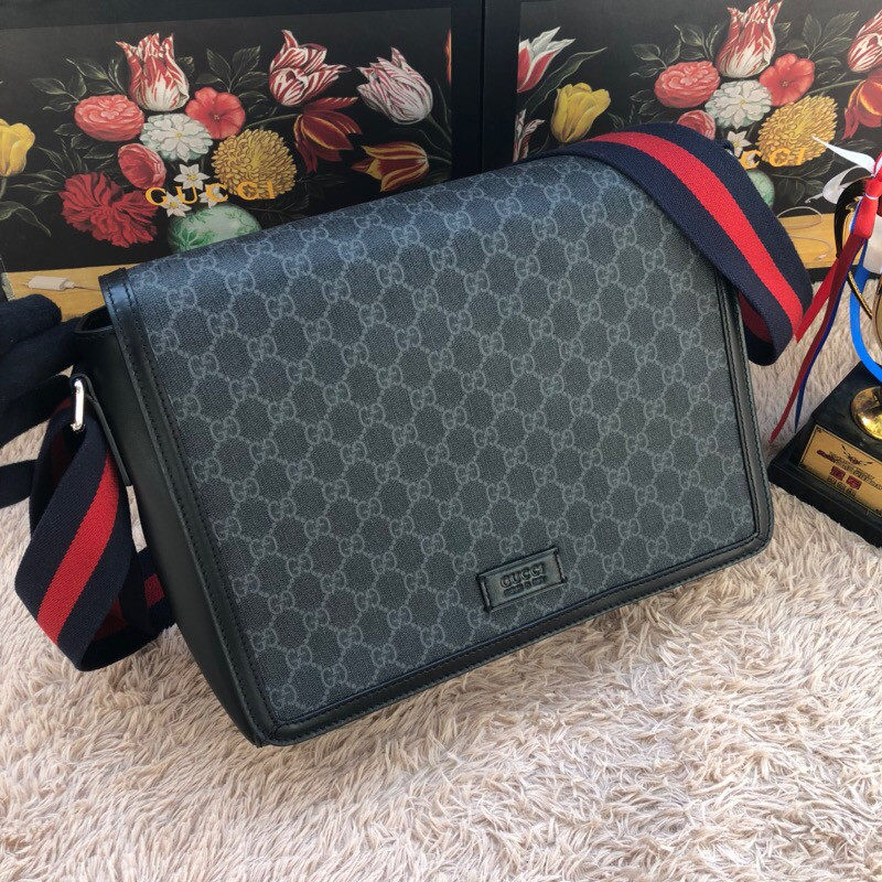 Gucci/古奇2018新款男士贴花刺绣翻盖式邮差包474138 9F23N 8850