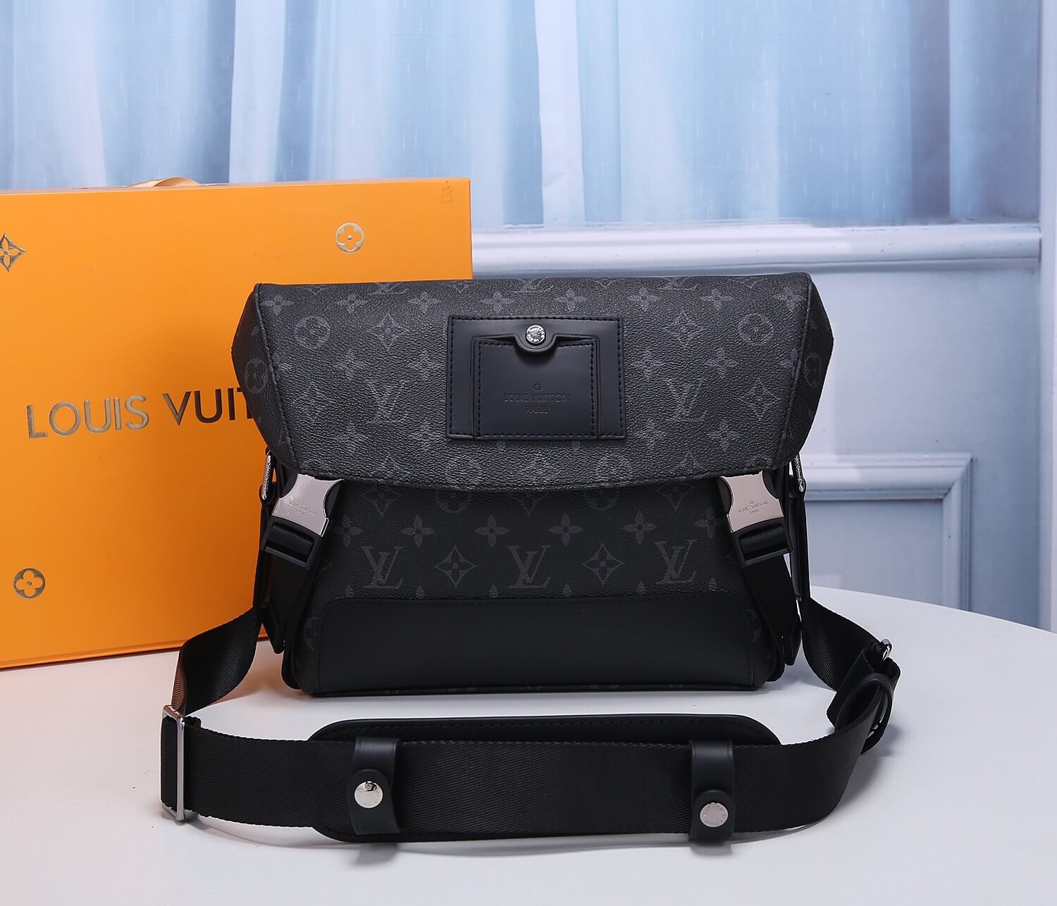 LV M40511 Messenger MM Voyager  Monogram Eclipse  32X23X9cm