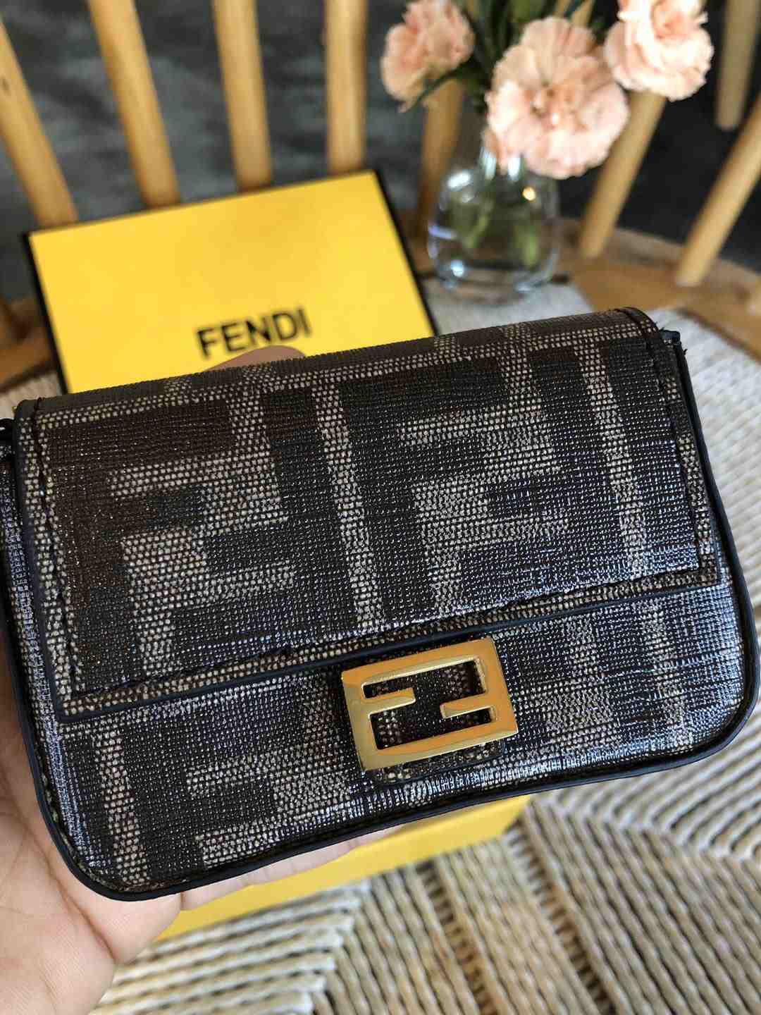 FENDI MINI BAG 11CM