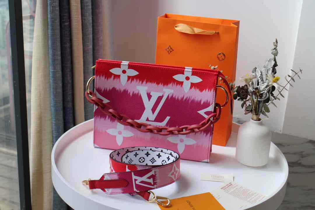 LV TOILET POUCH XL M68137 25.0 x 20.0 x 5.5 cm