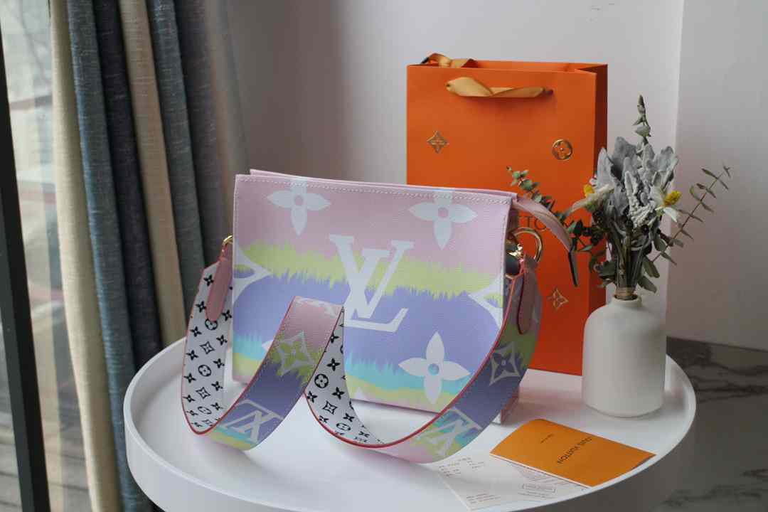 LV TOILET POUCH XL M68137 25.0 x 20.0 x 5.5 cm