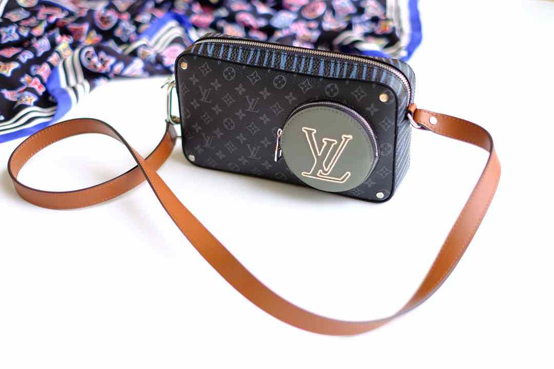 LV NEW VOLGA ON STRAP M69688 CASE 22x14x5.5cm