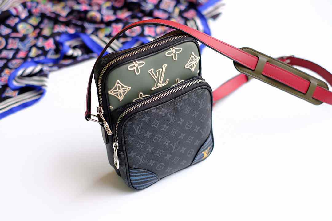 LV SMALL PHONE CASE BAG M68686  20x15x10cm