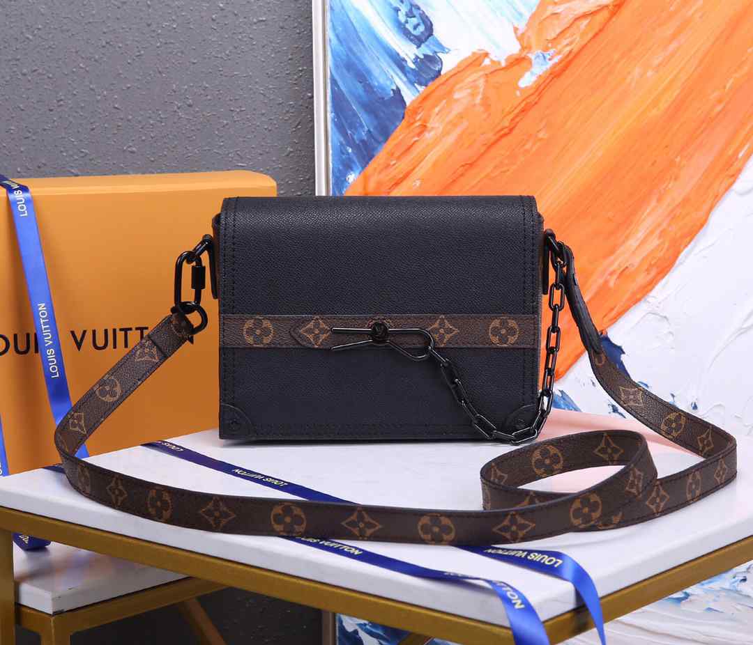 LV MESSENGER BAG M30718 23.0 x 15.0 x 9cm 