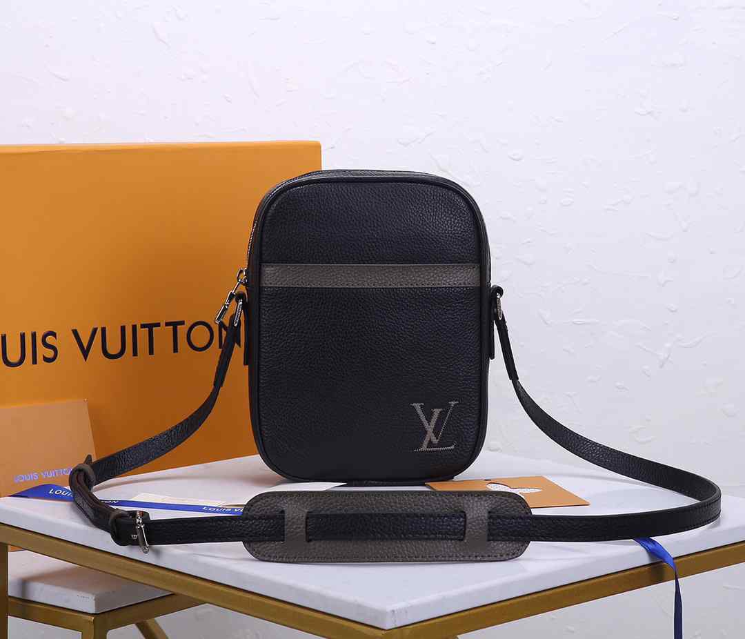 LV MENS SMALL BAG M55168  Danube Slim 16.0 x 21.0 x 4.5 cm 