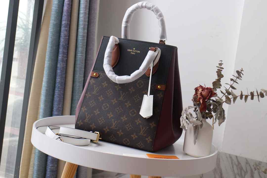 L\/ M45409 FOLD TOTE 23.0 x 28.0 x 19.0cm