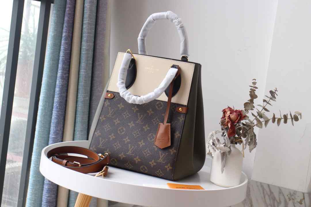 L\/ M45409 FOLD TOTE 23.0 x 28.0 x 19.0cm