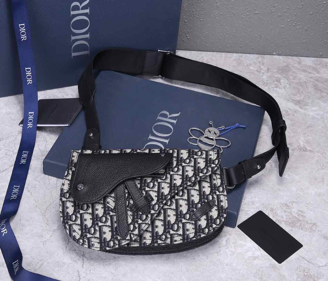 SADDLE messenger bag 1ADPO095 24x17.5x3cm