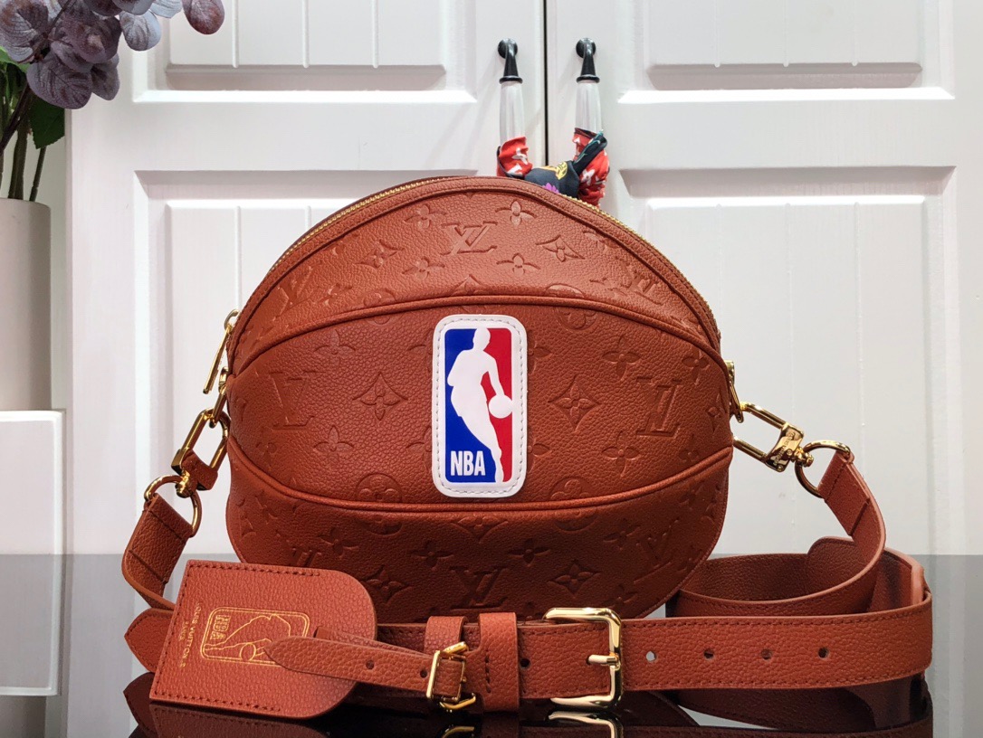 L\V LVXNBA BALL IN BASKET m57974 SEASON 2 30 x 42 x 11 CM