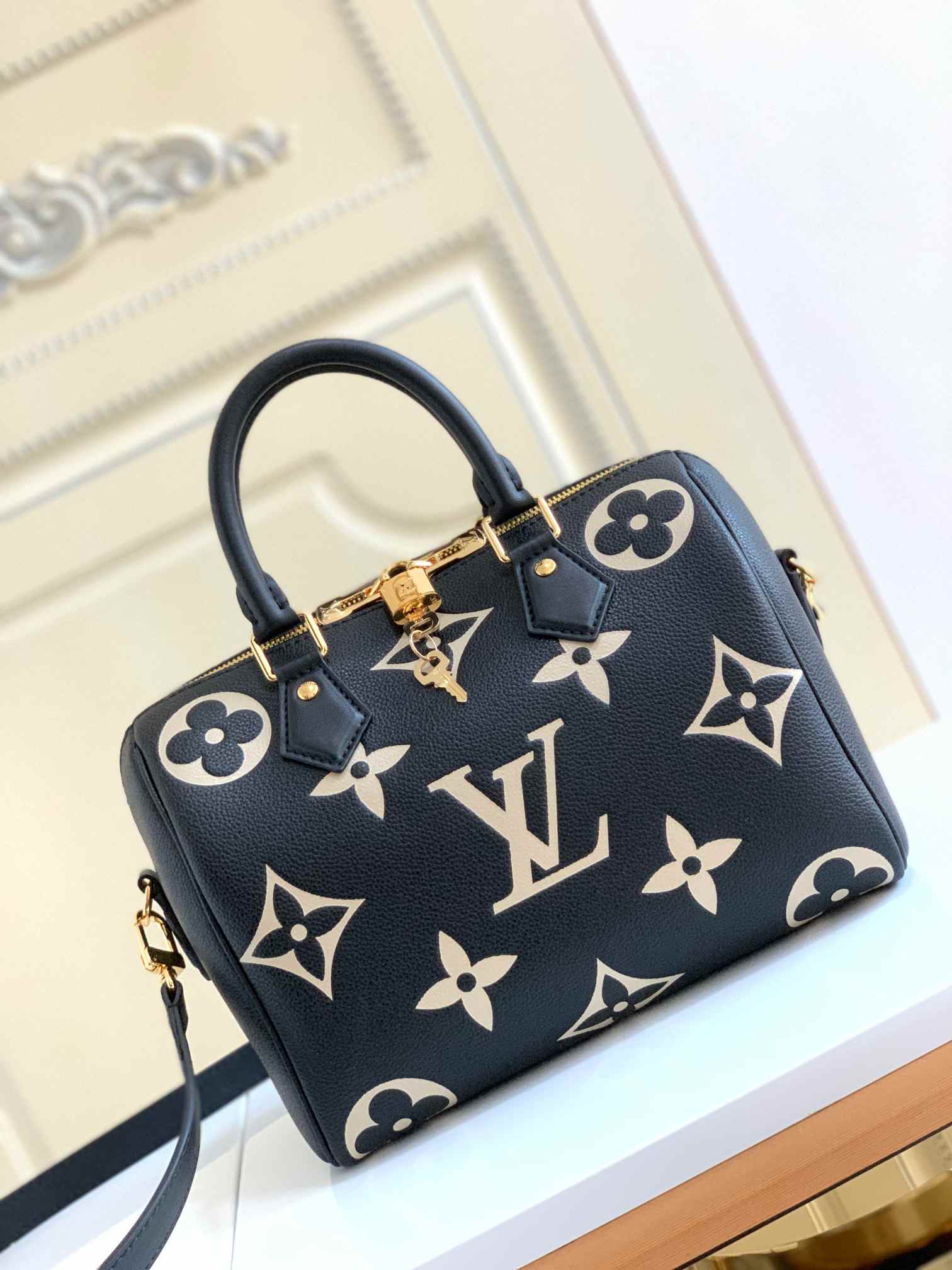 L\V new WOMENS HANDBAG 