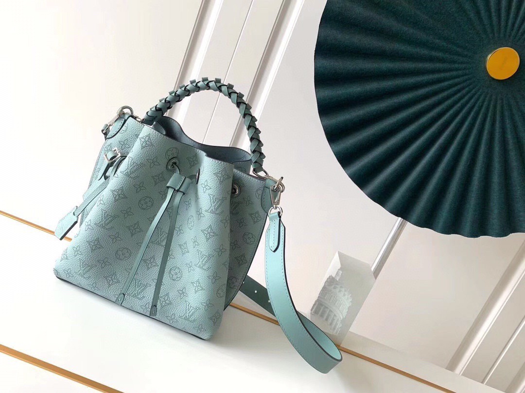 L\V WOMENS NEW HANDBAG