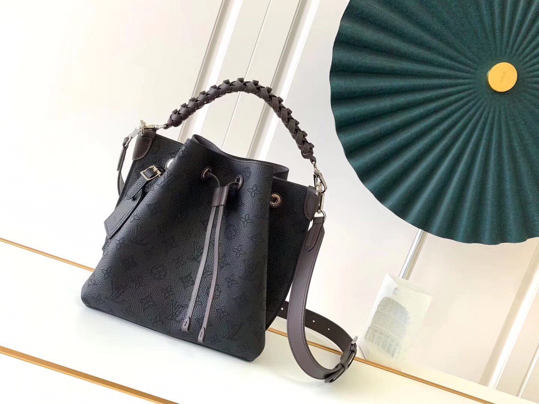 L\V WOMENS NEW HANDBAG