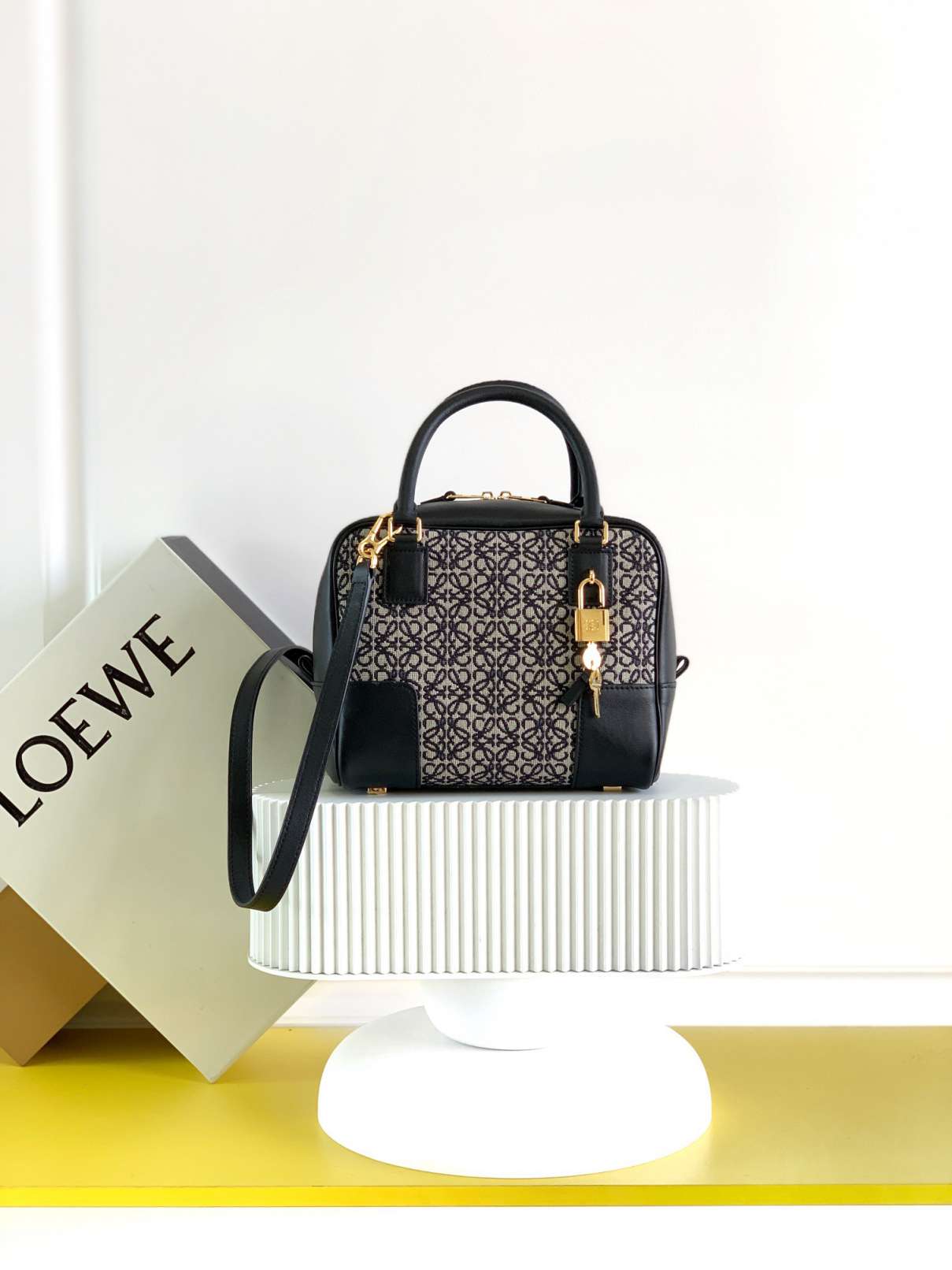 L0EWE HANDBAG