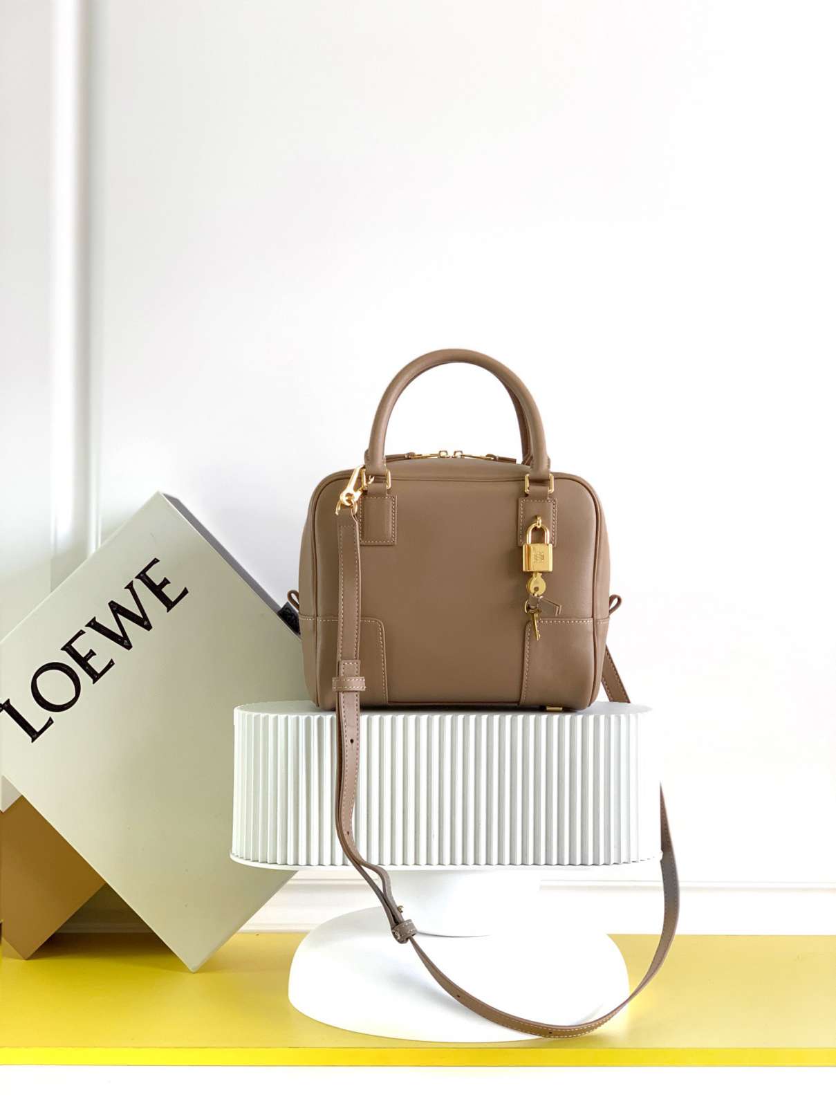 L0EWE HANDBAG