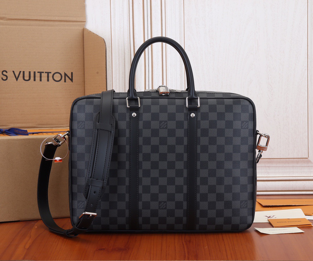 L\V MENS BAG 220717