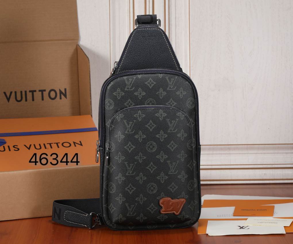 L\V MENS BAG 221127