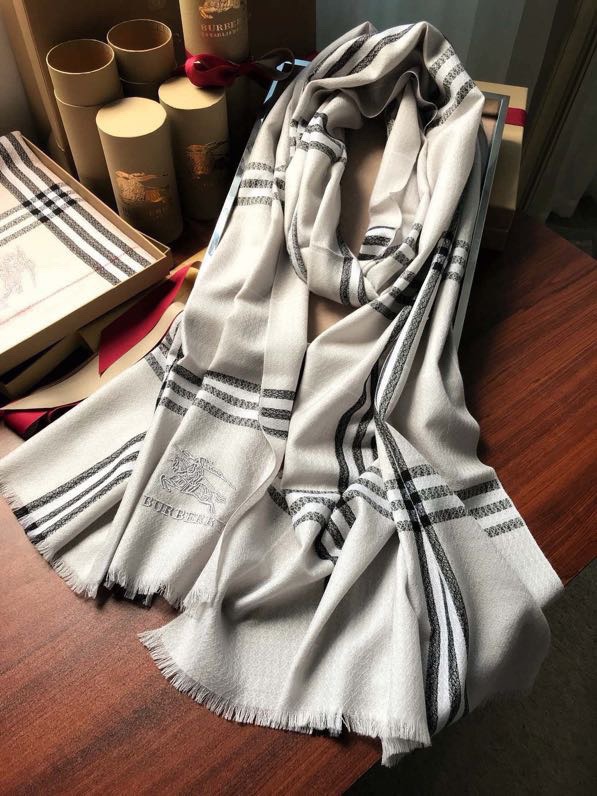 scarf brand new 221127