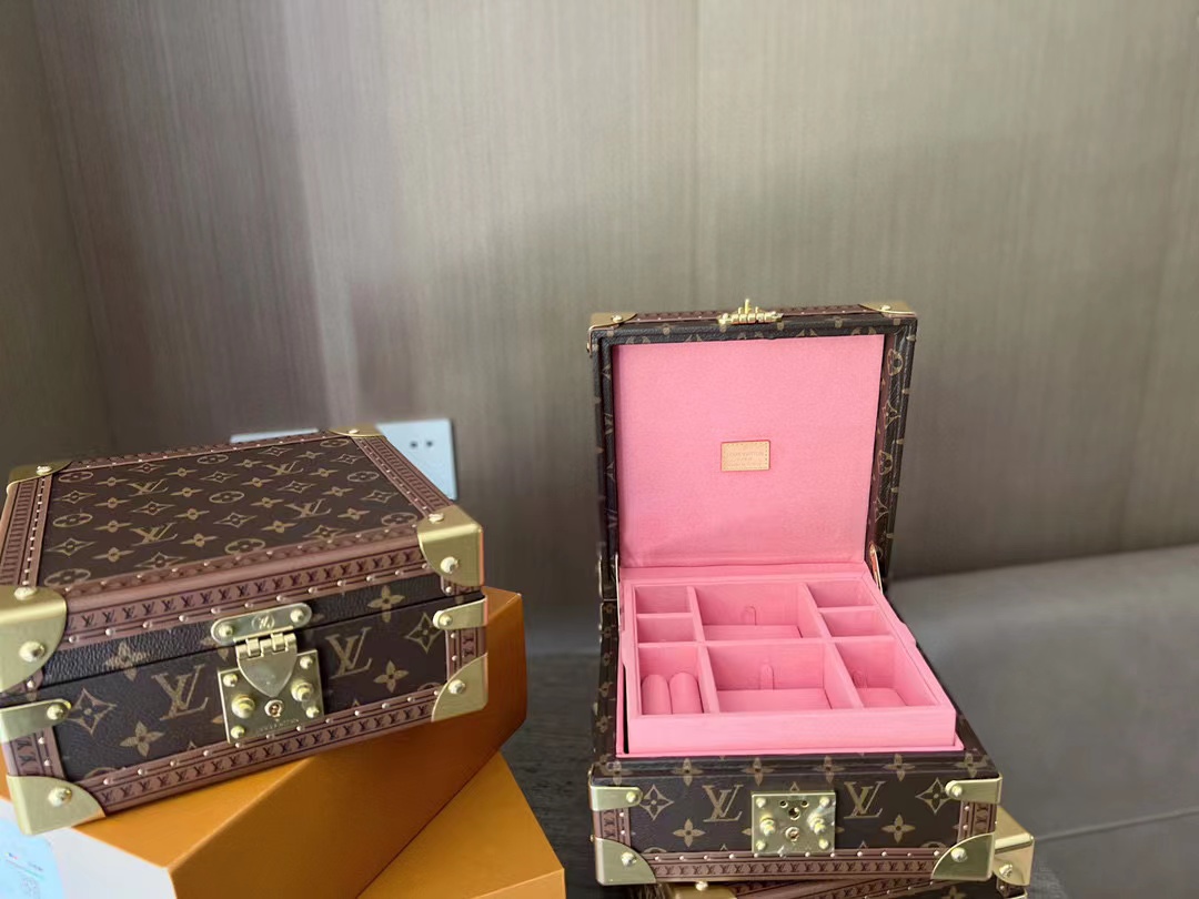 L\V Jewelry BOX