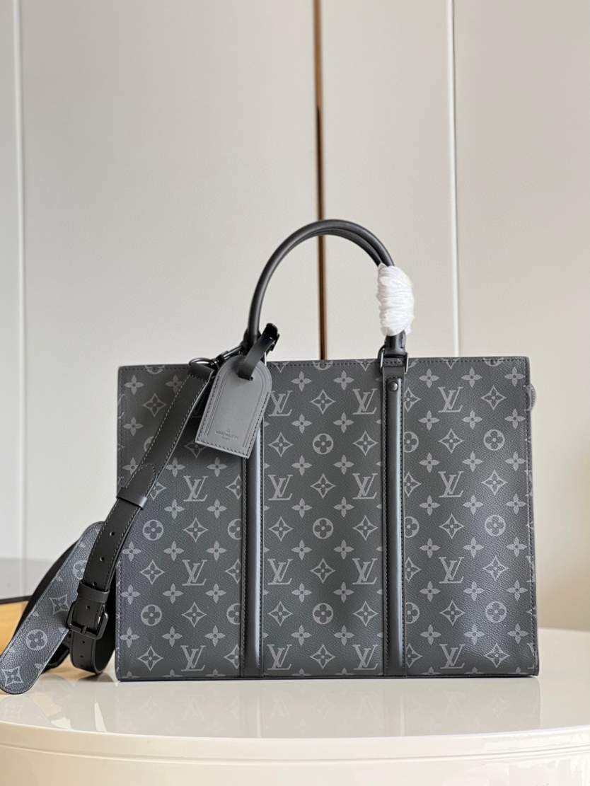 L\V MENS BAG 230315