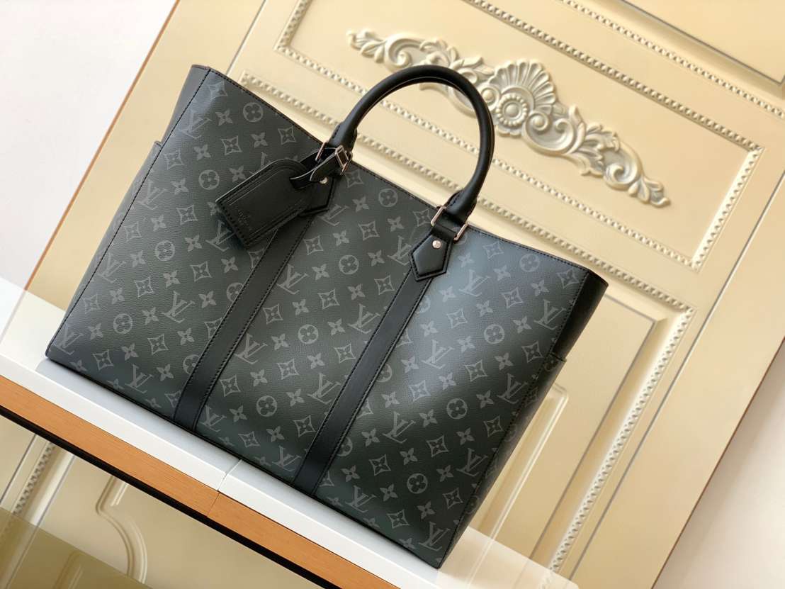 L\V MENS BAG 230315