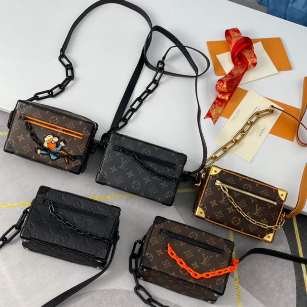 L\V MENS BAG 230315