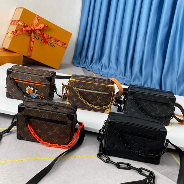 L\V MENS BAG 230315