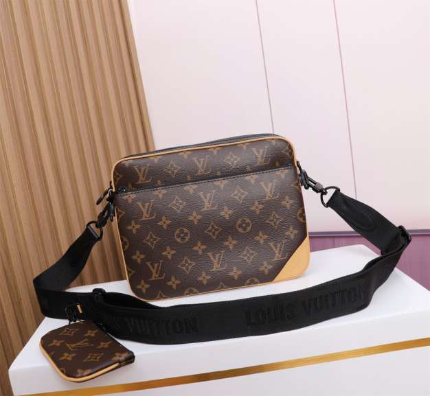 L\V MENS BAG NEW 230722