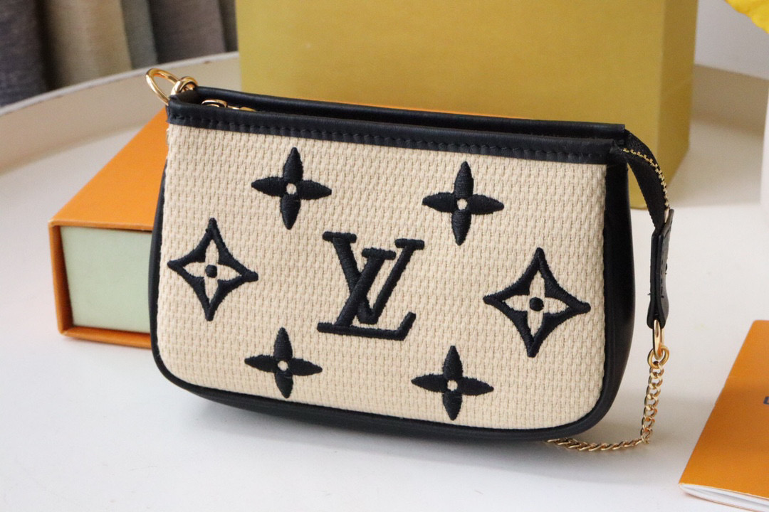 L\V NEW WOMENS WALLET POUCH