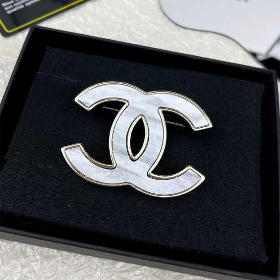 ch@nel brooch pin 231204