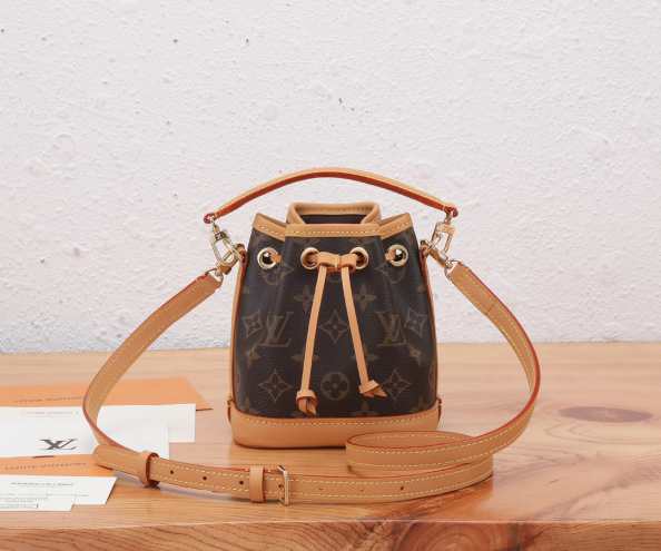 L\V NEW WOMENS HANDBAG 240123