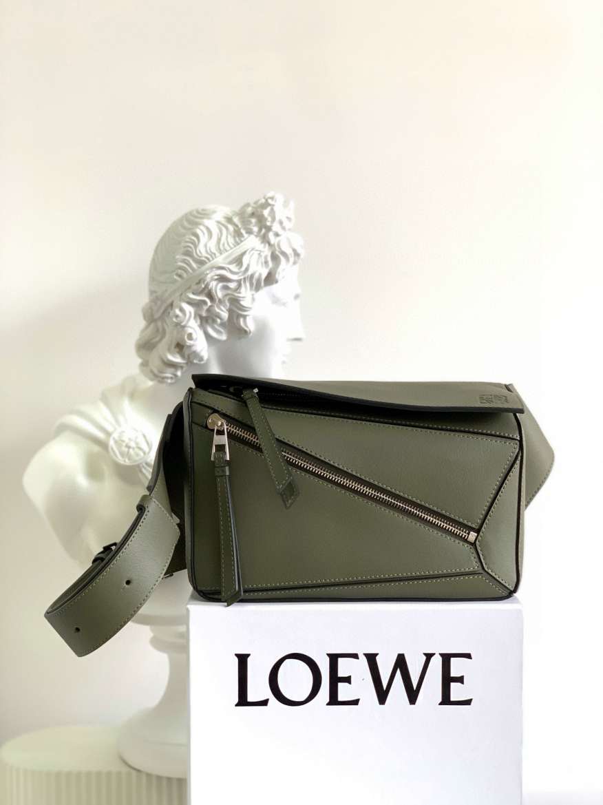 L0EWE MENS BAG CHEST BAG 062589 24X16X10.5CM