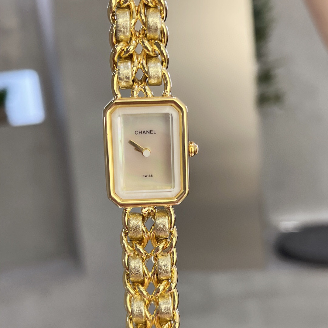 NEW WOMENS WATCH 240419