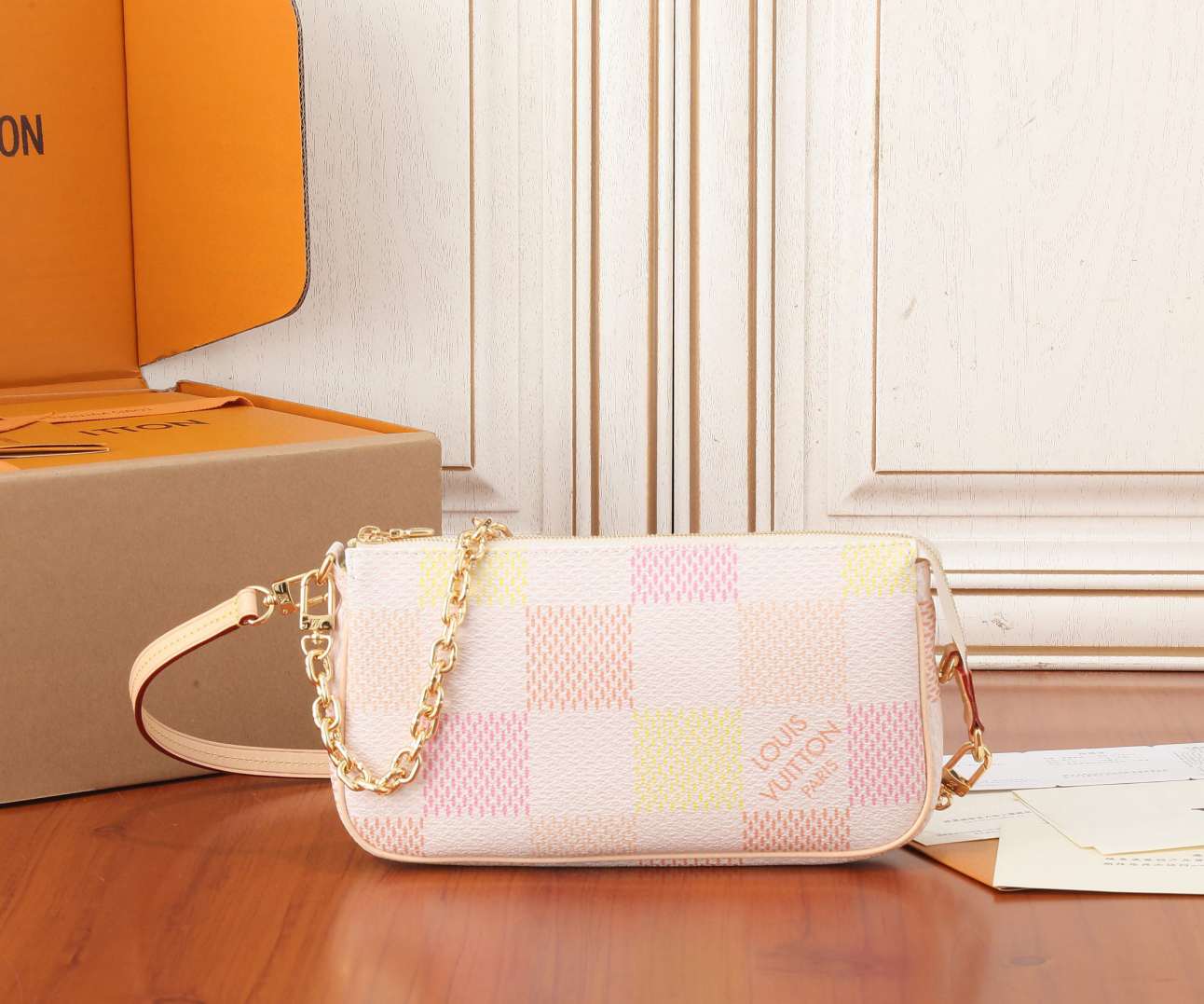 L\V NEW WOMENS HANDBAG 240512