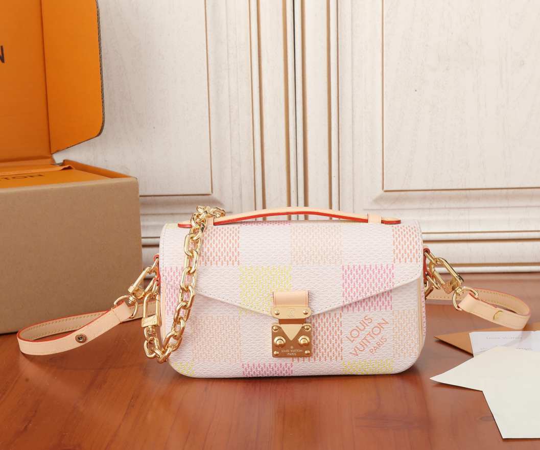 L\V NEW WOMENS HANDBAG 240512