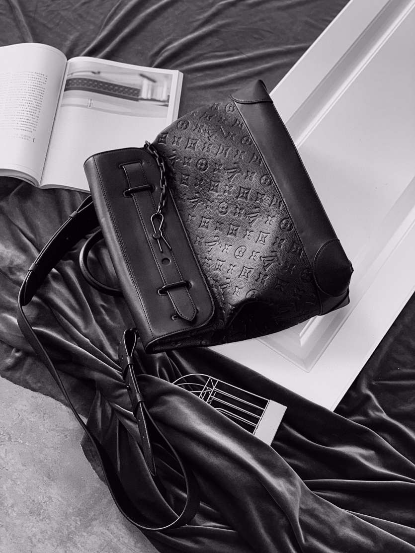 L\V NEW MENS BAG 240513