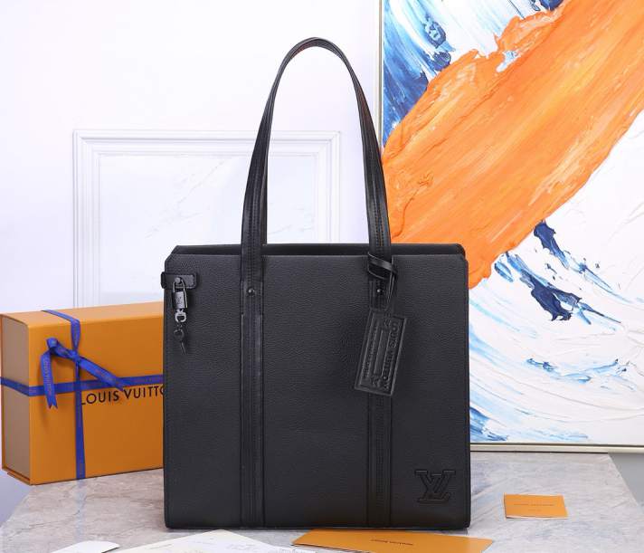 L\V MENS BAG 240709