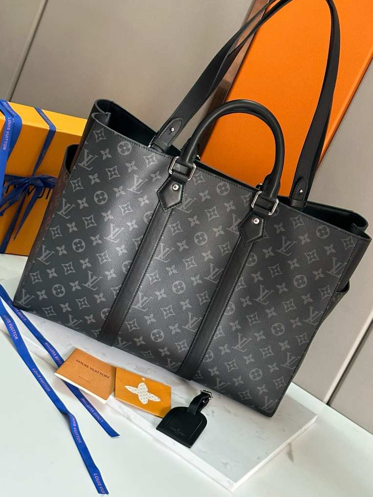 L\V MENS BAG 240709