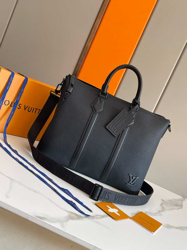 L\V MENS BAG 240709