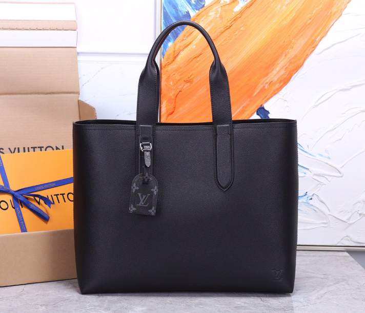 L\V MENS BAG 240709