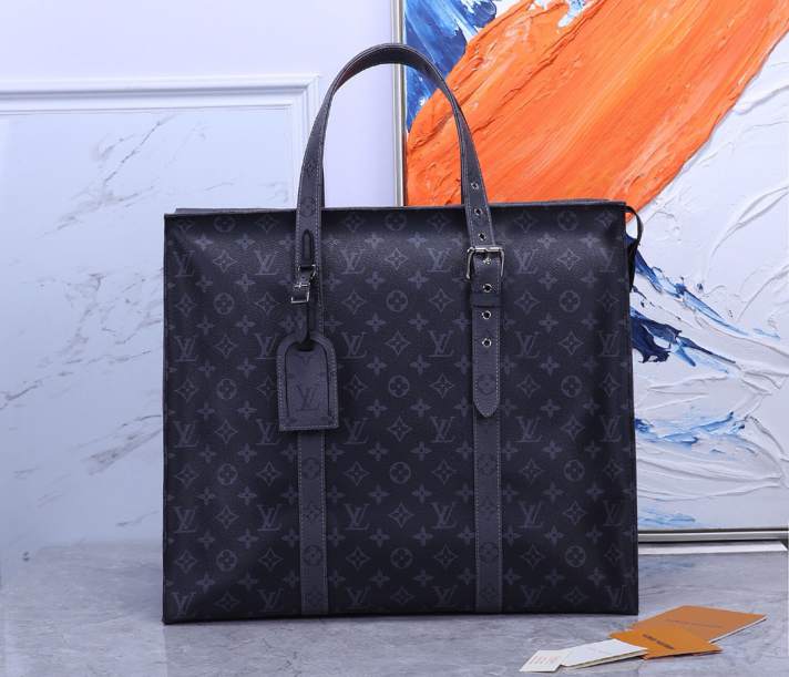 L\V MENS BAG 240709
