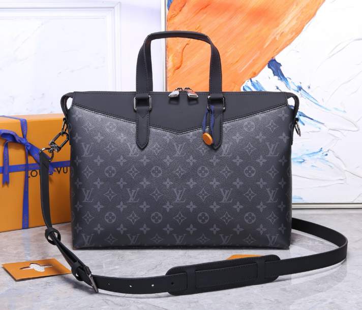 L\V MENS BAG 240709