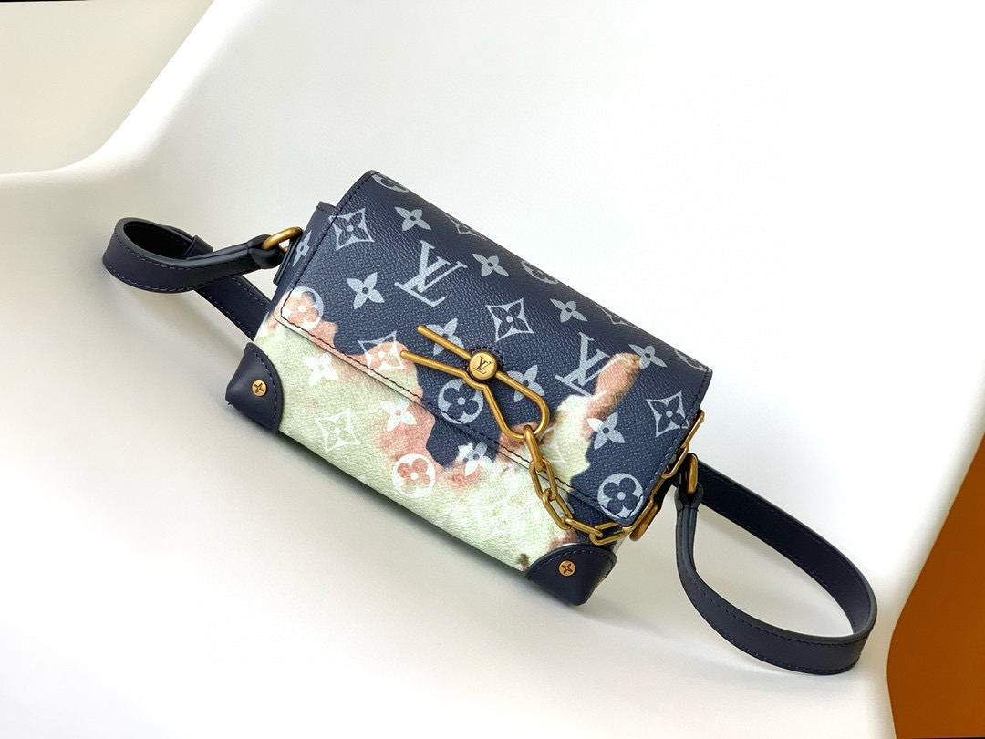 Steamer Wearable Wallet  M82900  M82819  m22637 M22558 M23144 M80892 M69072  M44735  M4448 M68906 M80159 M82008 M80816 M58906 M45278 M60394  M81936 M98903 M82245 M20557  M80033  18.5 x 11 x 6.5cm
