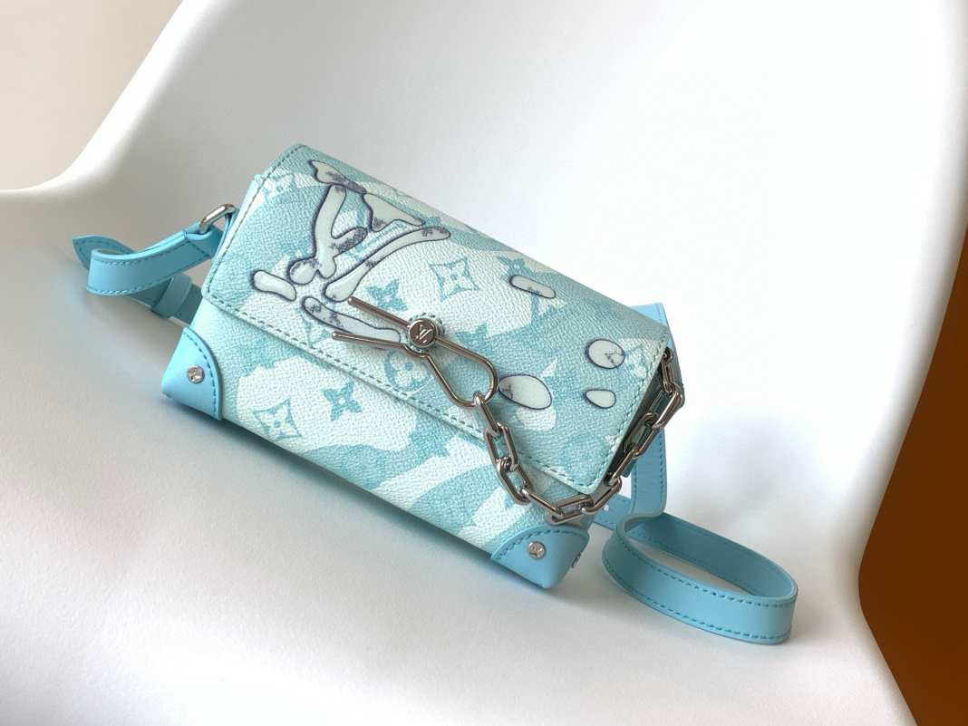 Steamer Wearable Wallet  M82900  M82819  m22637 M22558 M23144 M80892 M69072  M44735  M4448 M68906 M80159 M82008 M80816 M58906 M45278 M60394  M81936 M98903 M82245 M20557  M80033  18.5 x 11 x 6.5cm