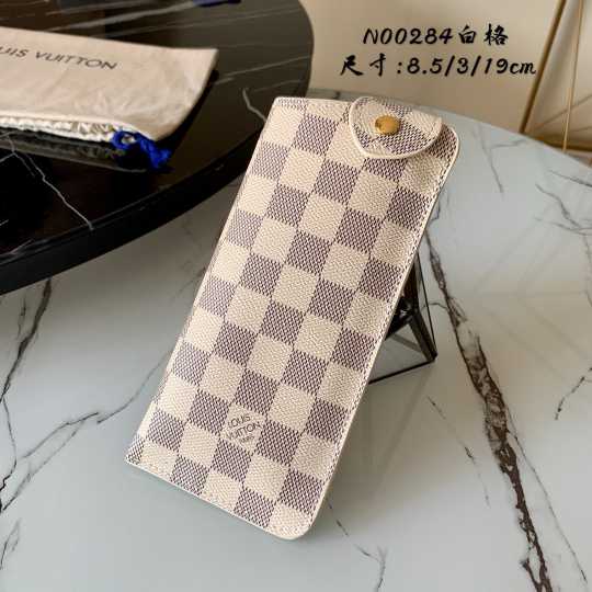 L\V SUNGlasses case 8.5-3-19  M00284   N00284 