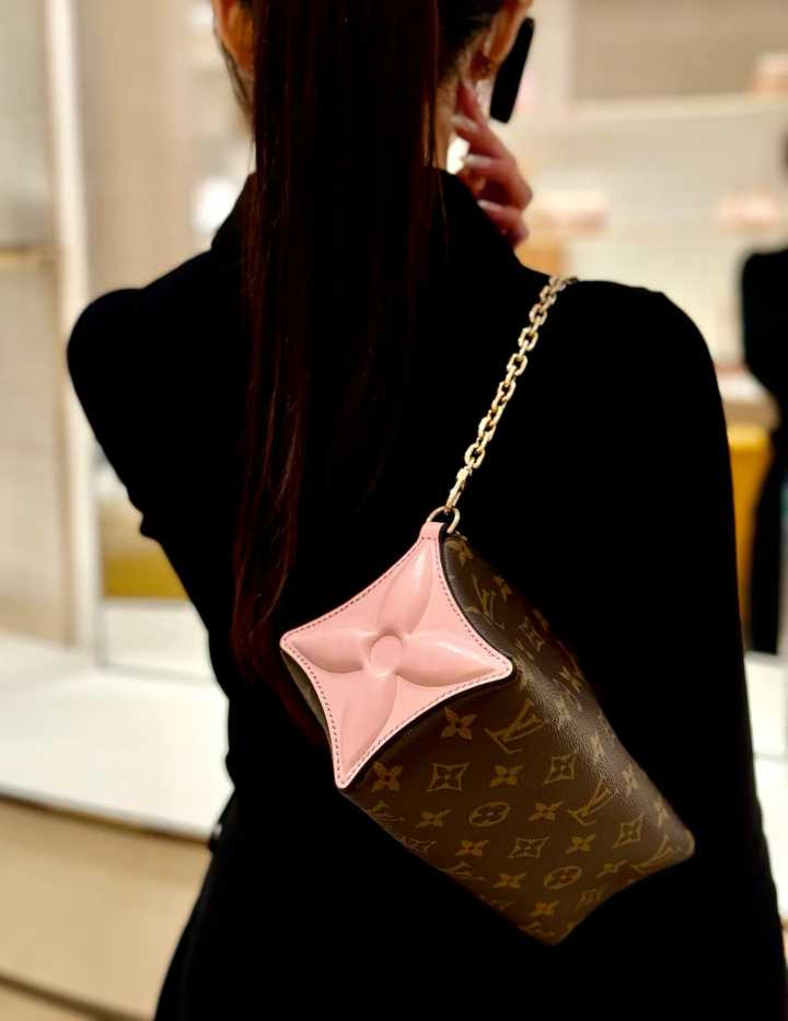 Bloom Pouch M11303 M11672 22.5x13x13cm