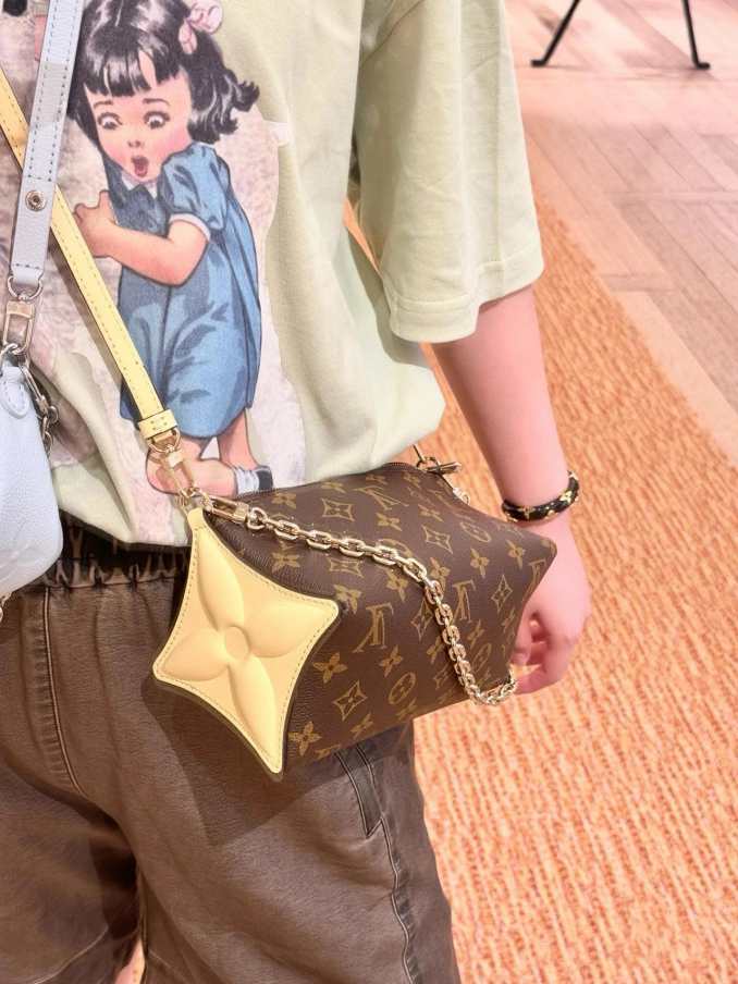 Bloom Pouch M11303 M11672 22.5x13x13cm
