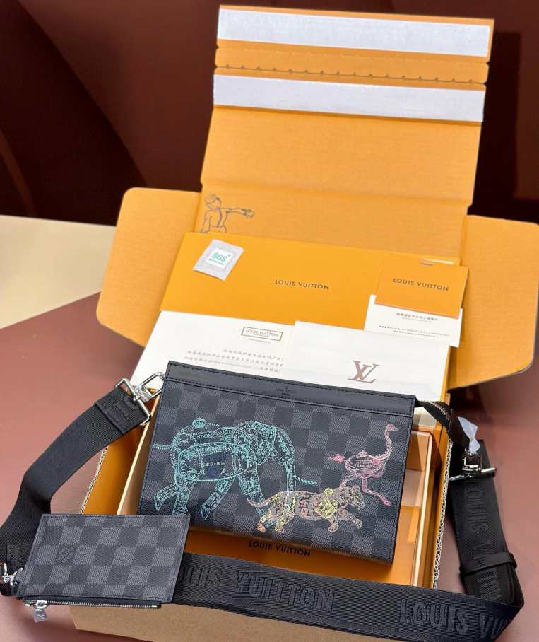 Gaston Wearable Wallet Pochette Voyage M83384  M83099 22 x 14.5 x 4.5cm M11544 M81124 N64608 M81115  M81431 M64608 M81115 M81972 M81124 M81753  M81431